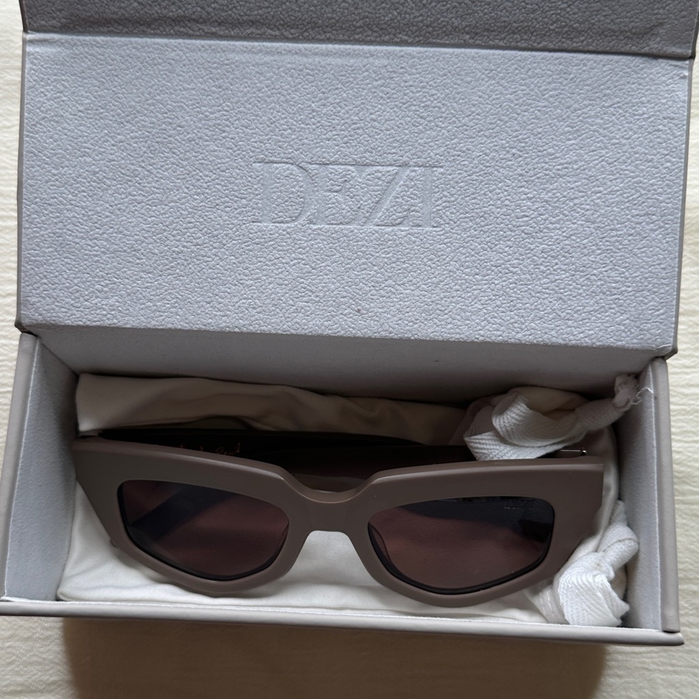 Dezi ‘On Read’ Women's Matte Stone Sunglasses - Picture 6 of 8